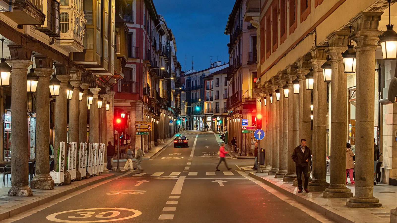 Calle de Valladolid al anochecer entre soportales
